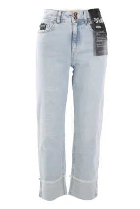 Pantalón tejano azul con logo flores